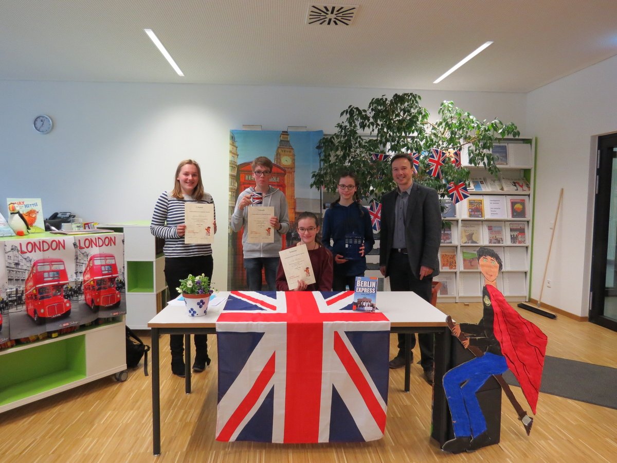 Der Stellvertretende Schulleiter Arne Böhler (selbst Englischlehrer) gratulierte den Klassensiegern und der Schulsiegerin Ronja Rönnberg (8c) in der britisch dekorierten Schülerbibliothek zu ihren spannenden Vorträgen.