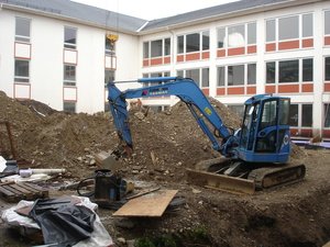 Baumaßnahme 2011-14: Wie kam der Bagger ins Atrium? - Ganz einfach: per Kran über das Dach.