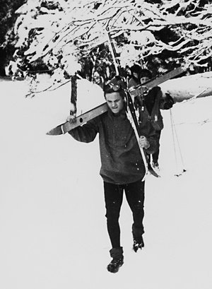 Legendär waren auch die Schulskiskurse auf der Sorgalpe bei Unterjoch. Damals, in den 1960er und 1970er Jahren, mussten die Schüler noch ihr Gepäck und ihre Skier zu Fuß auf die spartanisch ausgestattete Hütte tragen, was der Stimmung aber keinen Abbruch tat. Im Gegenteil: noch heute schwärmen viele Ehemalige von den unvergesslichen Skilagern und Internatswochenenden auf der Sorgalpe. Hier trägt der spätere Internatsleiter Peter Kühner seine Ski auf die Hütte.