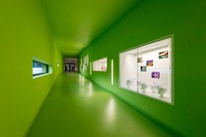 Der grüne Gang: ein farbliches und architektonisches Markenzeichen unserer Schule.e
