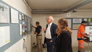 Der Leiter der städtischen Kulturverwaltung, Rupert Filser, begutachtet mit Stadtarchivarin Josephine Berger die Ausstellungskonzeption des P-Seminars Geschichte. 