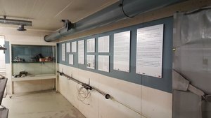 Die zweite Vitrine und die Themenwand Abläufe im Ernstfall. Unten ist die Rundempfangsantenne montiert, mit der man die Kommunikation mit der Außenwelt aufrechterhalten hätte.