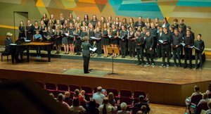 Der Mittelstufenchor (Leitung Dr. Susanne Holm) sang unter anderem „In einem kühlen Grunde".