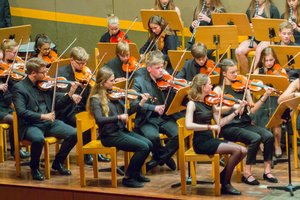 Schwer auf ein Foto zu bekommen: Das Sinfonieorchester. Hier ein kleiner Teil.