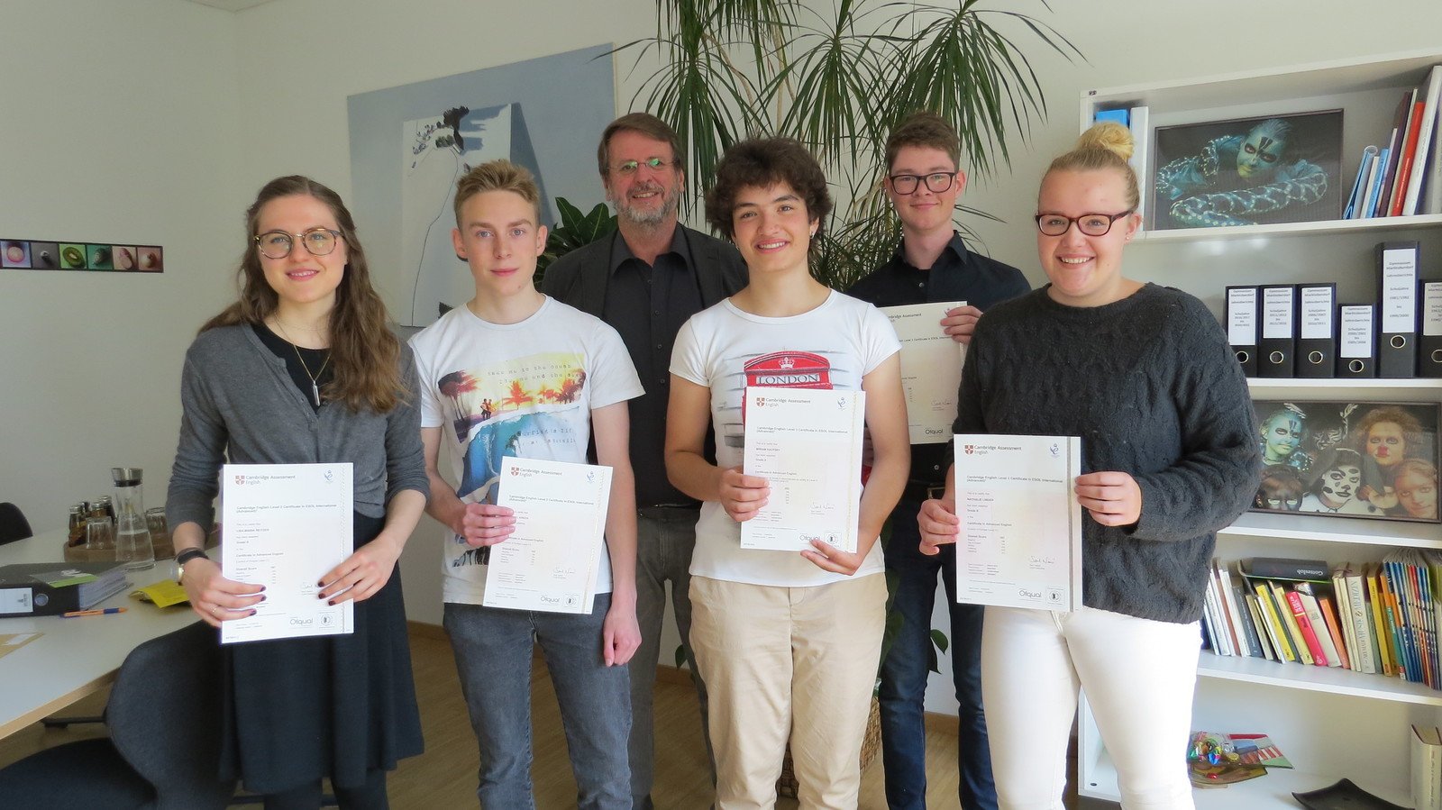 Miriam Kautzky, Manuel Krech, Nathalie Linder, Lisa Reitzer und Martin Wilde (alle Q 11) haben im März 2018 die vom Cambridge Institut München angebotene Sprachdiplomprüfung „Cambridge English: Advanced” (CAE) erfolgreich abgelegt und freuen sich nun über ihre Urkunden, die ihnen unser Schulleiter, Herr Oberstudiendirektor Wilhelm Mooser, überreichte. Miriam Kautzky, Manuel Krech, Nathalie Linder, Lisa Reitzer und Martin Wilde (alle Q 11) haben im März 2018 die vom Cambridge Institut München angebotene Sprachdiplomprüfung „Cambridge English: Advanced” (CAE) erfolgreich abgelegt und freuen sich nun über ihre Urkunden, die ihnen unser Schulleiter, Herr Oberstudiendirektor Wilhelm Mooser, überreichte.