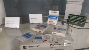 Ein kleiner Teil der Originalexponate aus den 1980er Jahren, die in den beiden Vitrinen des Bunkermuseums ausgestellt sind.