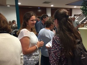 Stadtarchivarin Josephine Berger im Gespräch mit Carolin Schaber vom Landratsamt, das die Bunkerausstellung mit einem Leader-Preis ausgezeichnet und finanziell gefördert hat.