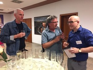 P-Seminarlehrer unter sich: Winfried-Ernst-Hölzler, Claus Strunz und Thorsten Krebs tauschen ihre Erfahrungen aus den vergangenen Projektseminaren aus.