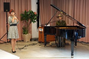 Bewegend interpretierten Angelina Gepting und Manfred Eggensberger Lieder aus der Zeit des Kalten Krieges. Mit Songs wie <i>Russians</i> von Sting gelang es ihnen auf eindrucksvolle Weise, die Mischung aus Bedrohlichkeit und vorsichtiger Hoffnung dieser bleiernen Zeit musikalisch lebendig werden zu lassen.