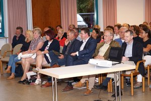 Auch zahlreiche Ehrengäste ließen es sich nicht nehmen, bei diesem besonderen Ereignis dabei zu sein: Landtagsabgeordnete Angelika Schorer, Landrätin Maria Rita Zinnecker, Bürgermeister Dr. Wolfgang Hell, Bundestagsabgeordneter Stephan Stracke, Rolf Wittenbrink und Rainer Hilsberg von der Abteilung Sicherheit und Ordnung der Regierung von Schwaben, die auch für Zivil- und Katastrophenschutz zuständig ist.