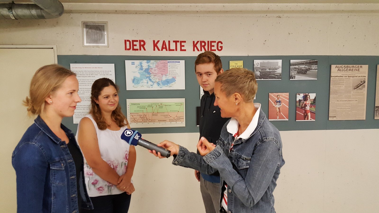 Über eine Stunde lang besichtigte Doris Bimmer von Bayern 2 Kulturleben die Themenräume des Bunkers und befragte die Ausstellungsmacher zu Idee und Konzeption des Museums.