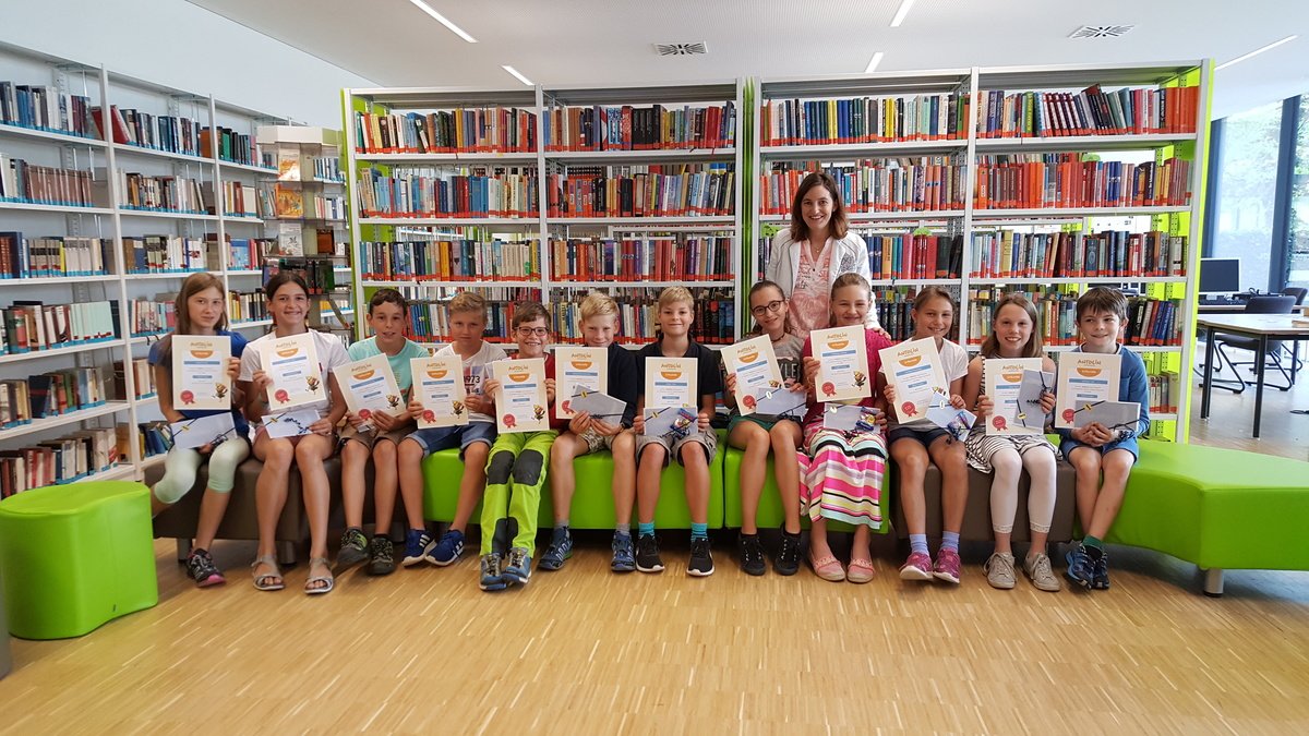 Die stolzen Klassensieger mit Grundschullotsin Simone Ressel bei der Siegerehrung des Antolin-Wettbewerbs 2018 in der Schülerbibliothek