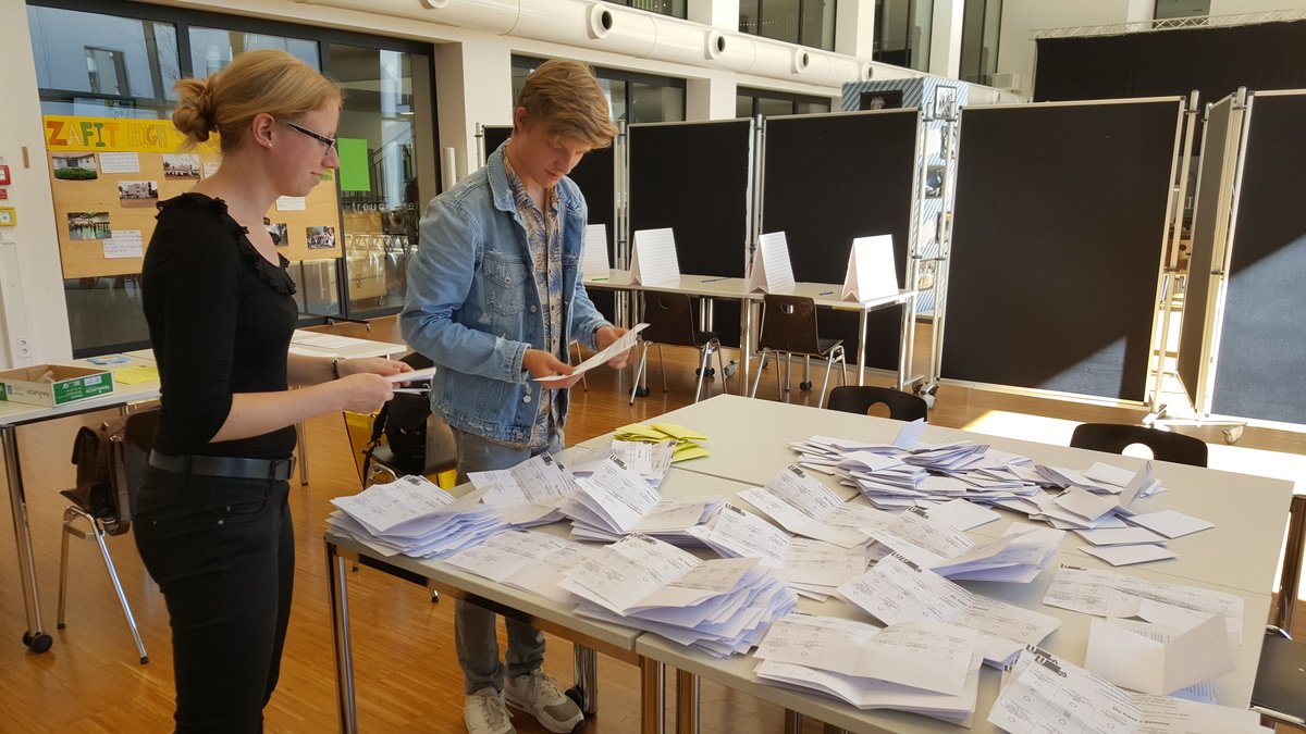 Sozialkundelehrerin Svenja Micka und Samuel Kolb (Q11) bei der öffentlichen Stimmauszählung der U-18-Wahl im Wahllokal "Arthur-Groß-Saal" des Gymnasiums Marktoberdorf.