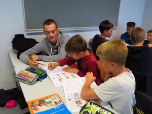 Die Französischen Gastschüler helfen unseren jungen Französischlernern.