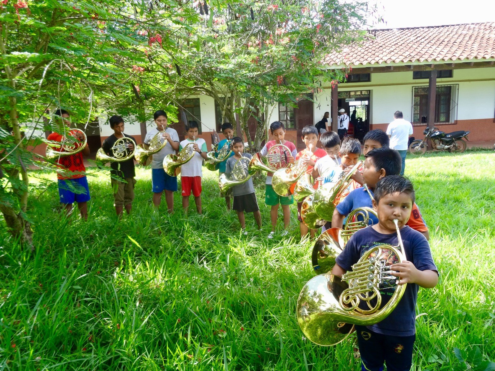 Eine Bläserklasse der Musikschule von Urubichá