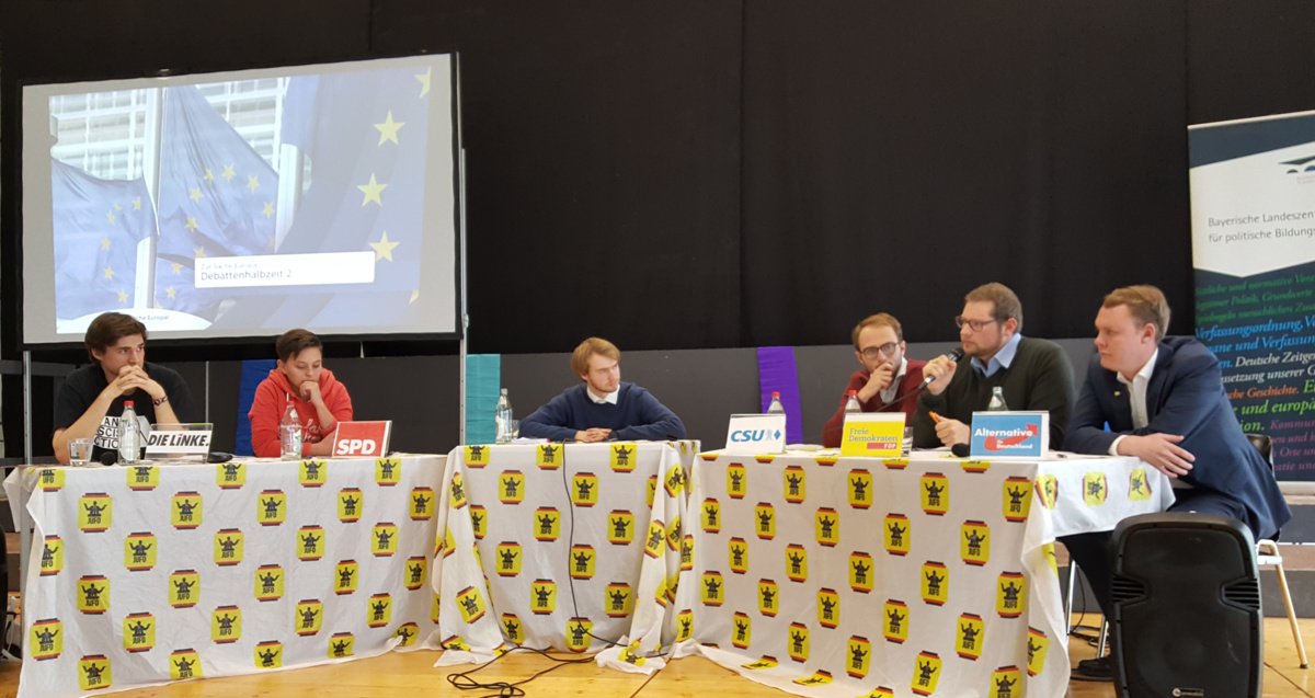 Sie diskutierten engagiert und kontrovers über die Zukunft Europas (v.l.n.r.): Christoph Gänsheimer (LINKE), Regina Renner (SPD), Moderator Julius Kessler, David Stiegler (CSU), Michael Käser (FDP) und Felix Thiessen (AfD).