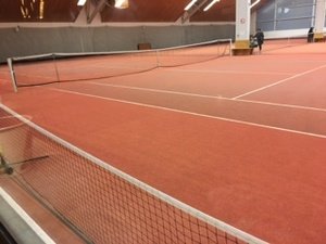 A Vendredi je joue de tennis de deux heures à quatre heures