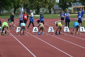 De 17:00 à 19:00 je fais de l’athlétisme. J’aime beaucoup le saut en longueur. Beaucoup de mes amis font de la l’athlétisme aussi. 