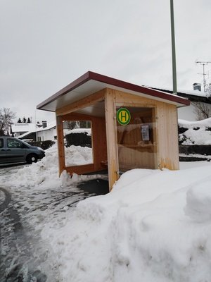 Le lundi , a 7.00 heures je suis en train de prendre le bus.