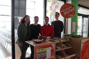 Im Vorfeld der Veranstaltung und in der Pause konnten sich die Zuschauer bei einem Cappuccino im SMV-Café oder einem fairen Snack des AK Eine Welt austauschen. 