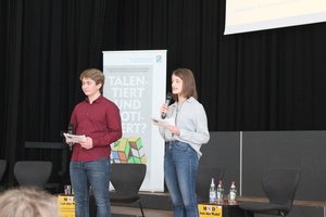 In ihrer kurzen Anmoderation erläuterten Tim und Annika, worum es heute geht: Der Kurs Politik aktuell möchte mit dieser Podiumsdiskussion einen Beitrag zu einem fairen und sachlichen Meinungsaustausch leisten, der den Marktoberdorfer Bürgerinnen und Bürgern helfen soll, sich ein möglichst umfassendes Bild von den zur Wahl stehenden Kandidaten zu machen. Denn Demokratie funktioniert nur, wenn man miteinander diskutiert, sich informiert und sich beteiligt.