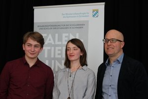 Die Moderatoren Tim Emmelheinz und Annika Doering, mit ihrem Lehrer Thorsten Krebs, der den Begabungskurs Politik aktuell am Gymnasium Marktoberdorf seit 2015 leitet.