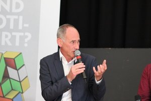 Der Amtsinhaber Dr. Wolfgang Hell diskutierte ebenso wie die anderen Kandidaten stets engagiert, konzentriert und sachlich.