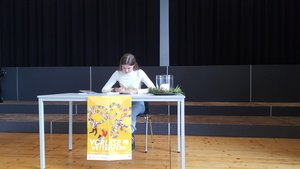 Michelle Heumann (6b) brachte den Insektenkrimi „Die Wanze“ von Paul Shipton anhand eines Textausschnitts, in dem viele Stimmen vernehmbar sind, anschaulich zu Gehör.