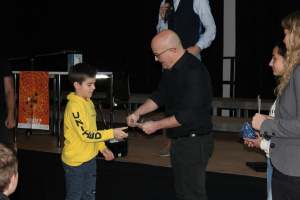 Der stellvertretende Schulleiter Thorsten Krebs überreicht Rafael Dinauer dessen wohlverdienten Buchpreis.