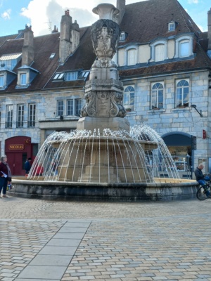 Fontaine au centre-ville | Springbrunnen in der Innenstadt