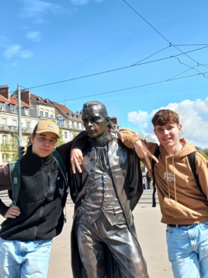 Statue de Jouffroy d'Abbans, l'infortuné inventeur du bateau à vapeur | Statue von Jouffroy d'Abbans, dem glücklosen Erfinder des Dampfschiffes