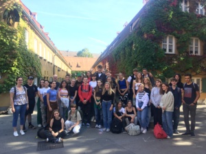 Gruppenfoto in der Fuggerei