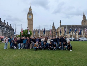 Foreground: classes 9a - g and their teachers; background: unknown building