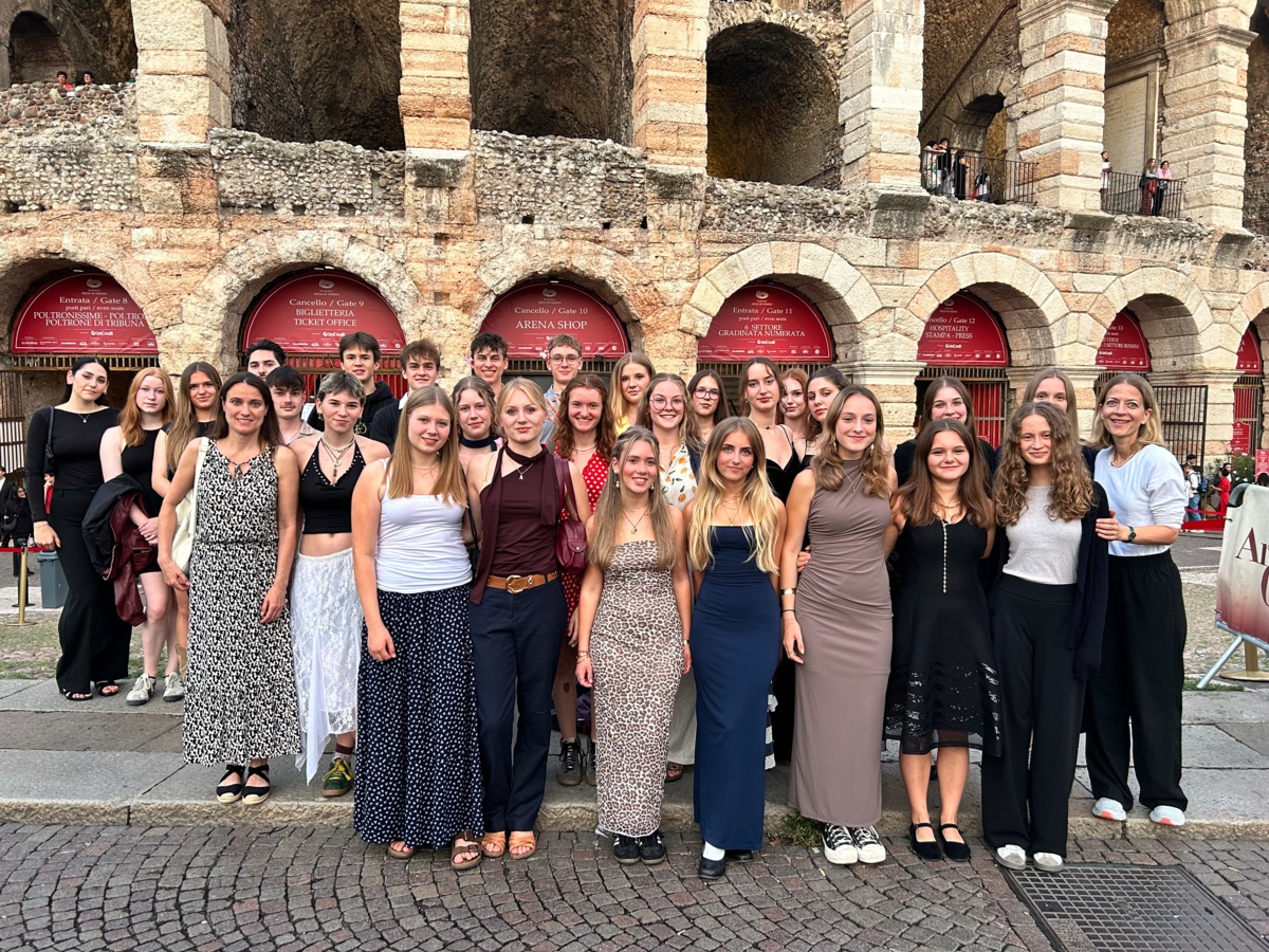 Studienfahrt der Italienischkurse nach Verona - hier vor dem Opernbesuch von "La Traviata"