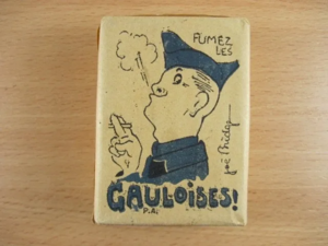 Diese Truppenpackung Gauloises, die kostenlos an Soldaten verteilt wurden, dürfte das Vorbild für eines der Wandbilder gewesen sein.