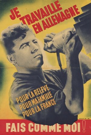 Das Plakat wirbt für Arbeit in Deutschland. Mit der Formulierung ,Mach es wie ich!' stellt es den Arbeitseinsatz als freiwillige und richtige Entscheidung dar. Dadurch wurde die Realität der deutschen Arbeitskräftepolitik verharmlost. Tatsächlich diente die Anwerbung dazu, Arbeitskräfte für die deutsche Kriegswirtschaft zu gewinnen. Später wurde die freiwillige Werbung zunehmend durch Zwang und den STO ersetzt.  Übersetzung: Ich arbeite in Deutschland. Für die Ablösung, für meine Familie, für Frankreich. Mach es wie ich!