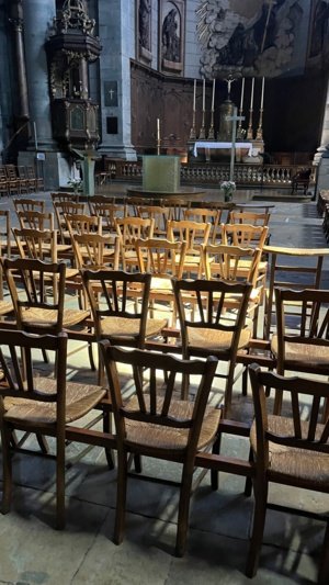 Auch typisch französisch: Stühle in der Kirche