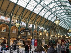 und der Shoppingmeile Covent Gardens vorbei.