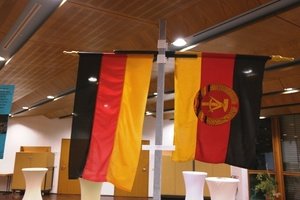 Symbolische Vorboten der Wiedervereinigung: Die Fahnen der Bundesrepublik und der DDR, die bei der Ausstellung vom Mauerbau zum Mauerfall im Marktoberdorf zu sehen war.