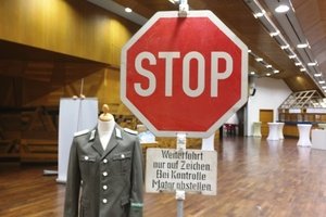 Auch wenn es nicht immer klappt: Historia magistra vitae! Gerade für die nachgeborenen Generationen ist es wichtig zu wissen, woher wir kommen. Einen wichtigen Beitrag dazu leistet der alljährliche Projekttag zum 9. November für die 9. und 10. Klassen. Hier forschen sie beispielsweise zur Novemberrevolution, zum Hitlerputsch, zu den Novemberpogromen, zum Attentatsversuch Georg Elsers Adolf Hitler und zum Mauerfall. Die Ergebnisse werden dann in schulinternen, aber auch zum Teil in externen Ausstellungen (Modeon, Stadtmuseum) gezeigt und leisten damit auch einen Beitrag zur Geschichtsvermittlung in der Stadt Marktoberdorf.