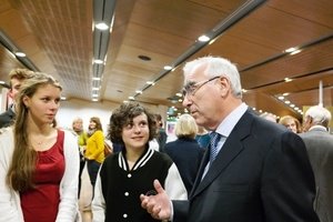 Bundesfinanzminister a. D. Dr. Theo Waigel zeigte sich beeindruckt von der Ausstellung zum Mauerfall, die von unseren 10. Klassen erarbeitet wurde und anschließend im MODEON uns im Marktoberdorfer Stadtmuseum zu sehen war.