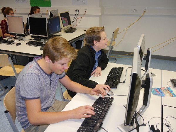 Die Schüler nutzen die Computer gern und werden von den Oberstufenschülern unterstützt.